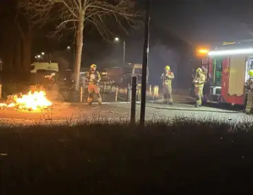 Brandweer blust brand op straat