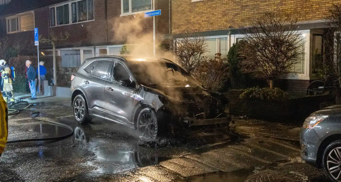 Brand door vuurpijl in auto
