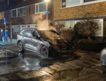 Brand door vuurpijl in auto