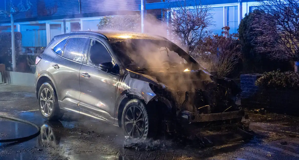 Brand door vuurpijl in auto - Foto 1