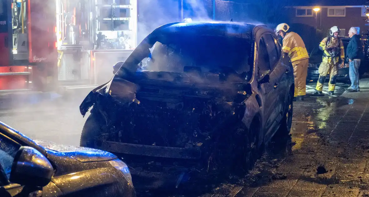 Brand door vuurpijl in auto - Foto 2