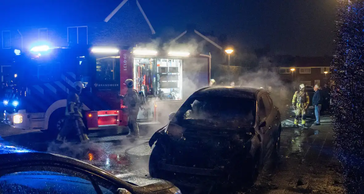 Brand door vuurpijl in auto - Foto 3