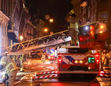 Brandweer schaalt groots op bij dakbrand