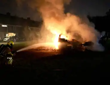 Hulpdiensten bekogeld met vuurwerk