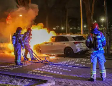 Vlammen aan voorzijde van auto