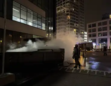 Bouwcontainer in brand vlakbij gebouw