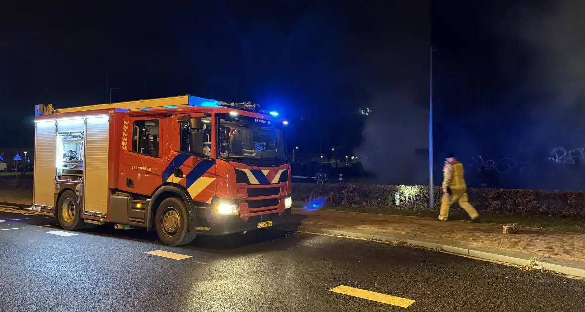 Bouwcontainer in brand vlakbij gebouw - Foto 2