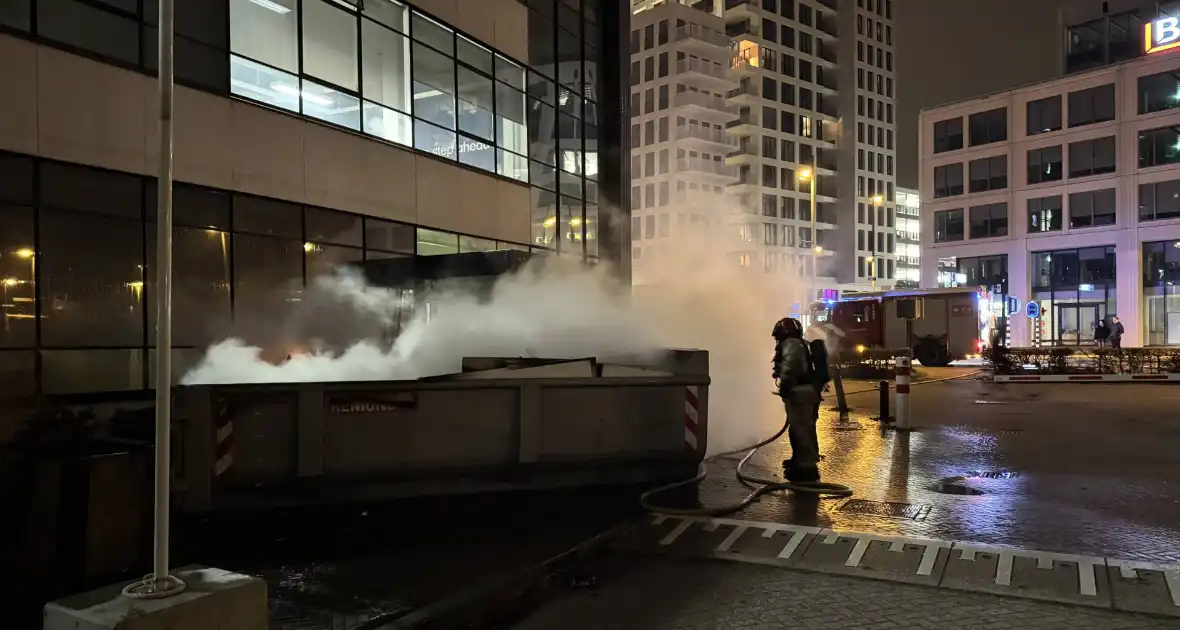 Bouwcontainer in brand vlakbij gebouw - Foto 4