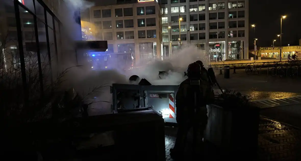Bouwcontainer in brand vlakbij gebouw - Foto 5