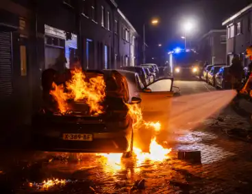 Vuurwerk belandt onder auto en verwoest twee auto's