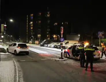 Auto botst tegen verkeerslicht na uitglijden