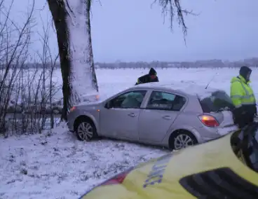 Auto klapt tegen boom door gladheid