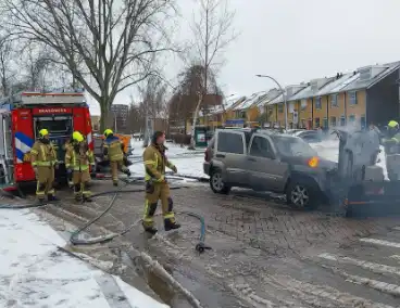 Motorcompartiment van strooiauto brandt volledig uit