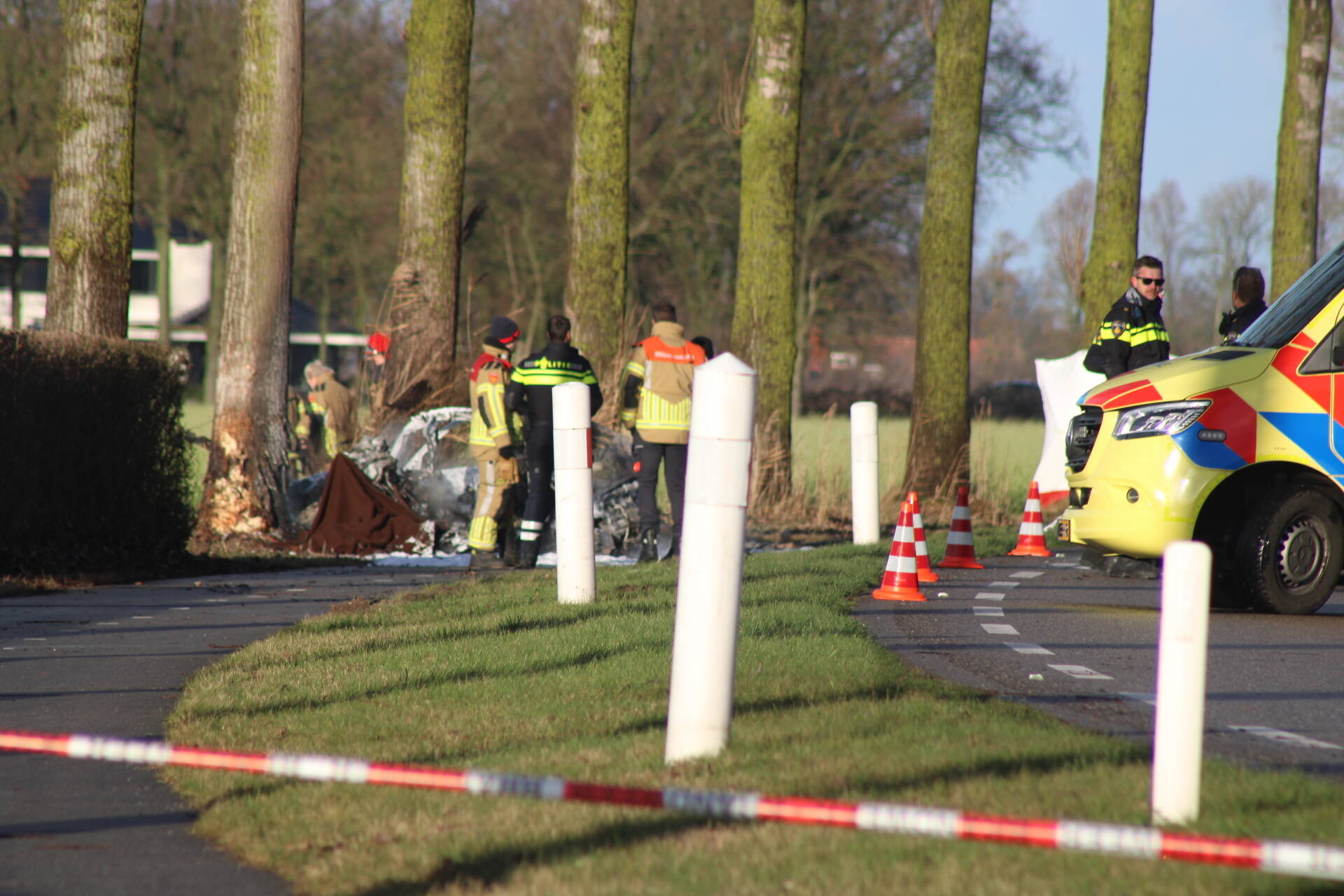 Bestuurder overleden na crash tegen boom, auto volledig uitgebrand