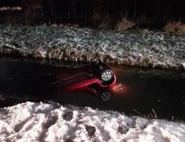 Auto komt op de kop in water terecht