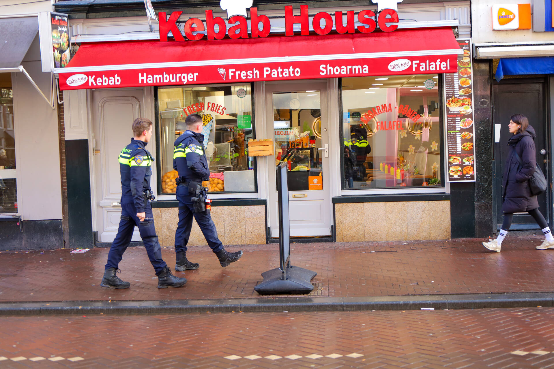 Politie onderzoekt explosie en brandstichting