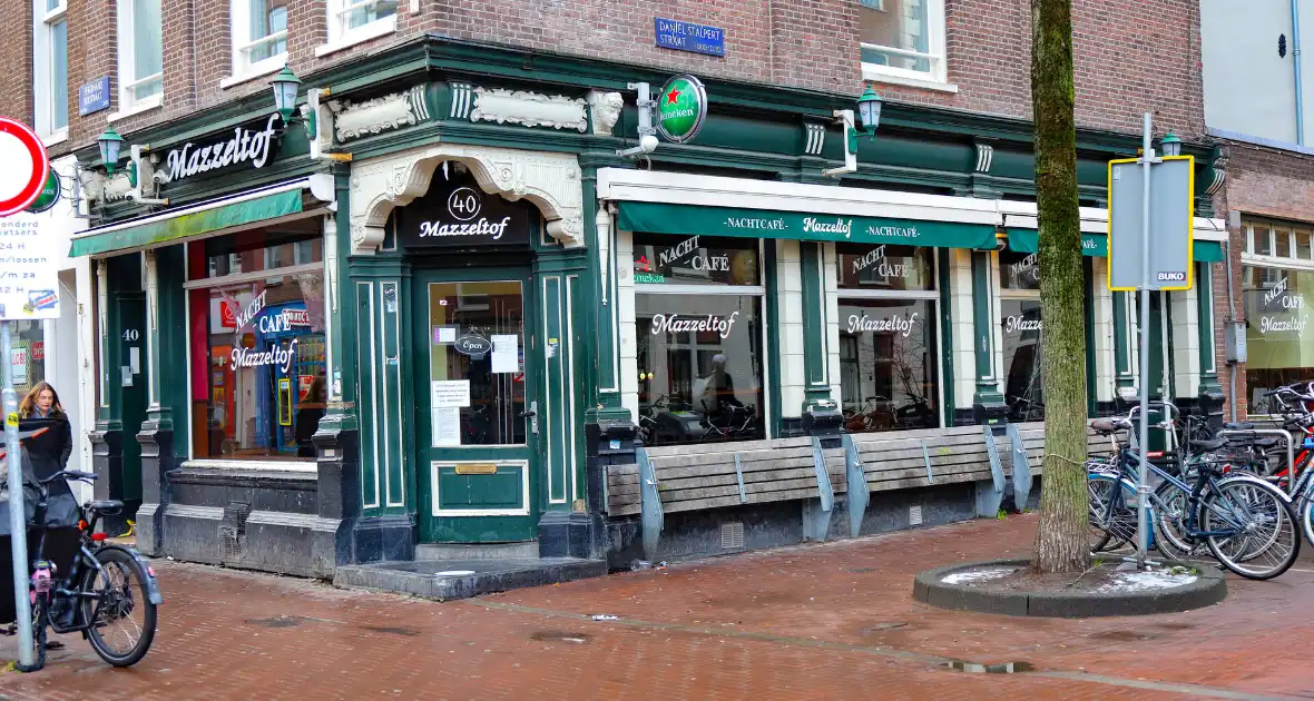 Politie onderzoekt explosie en brandstichting - Foto 1