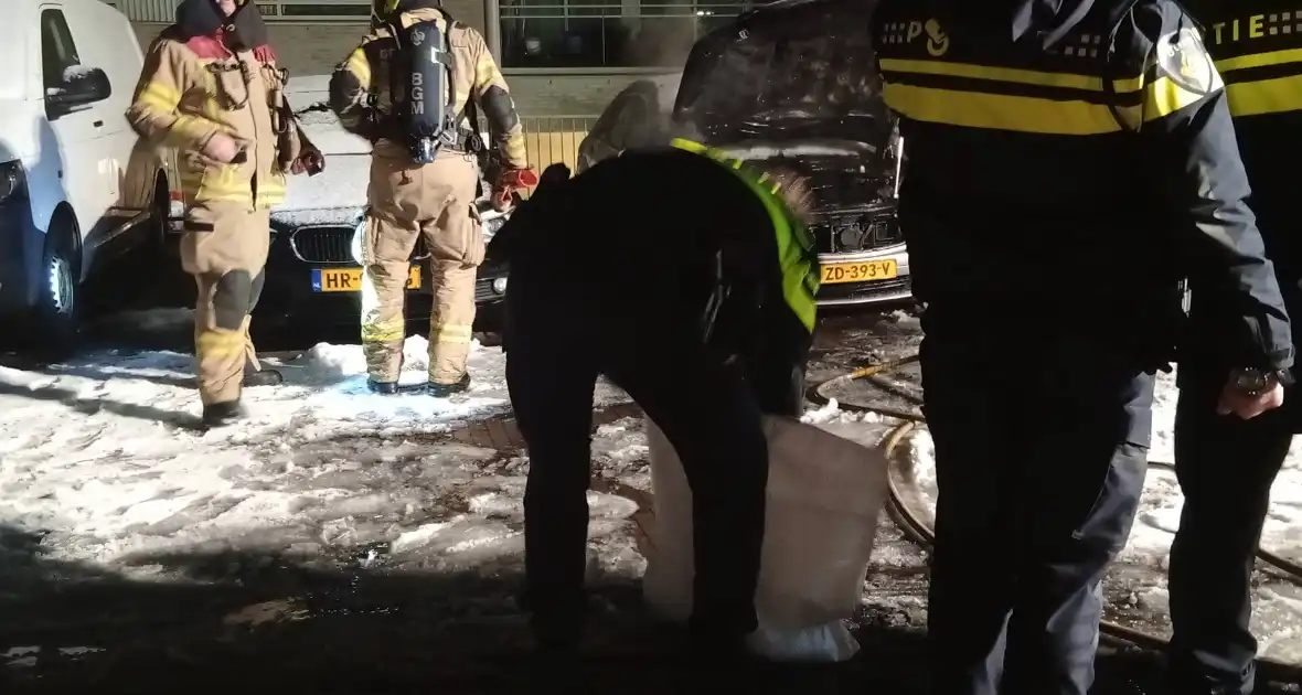 Voertuig in brand op parkeerplaats - Foto 1