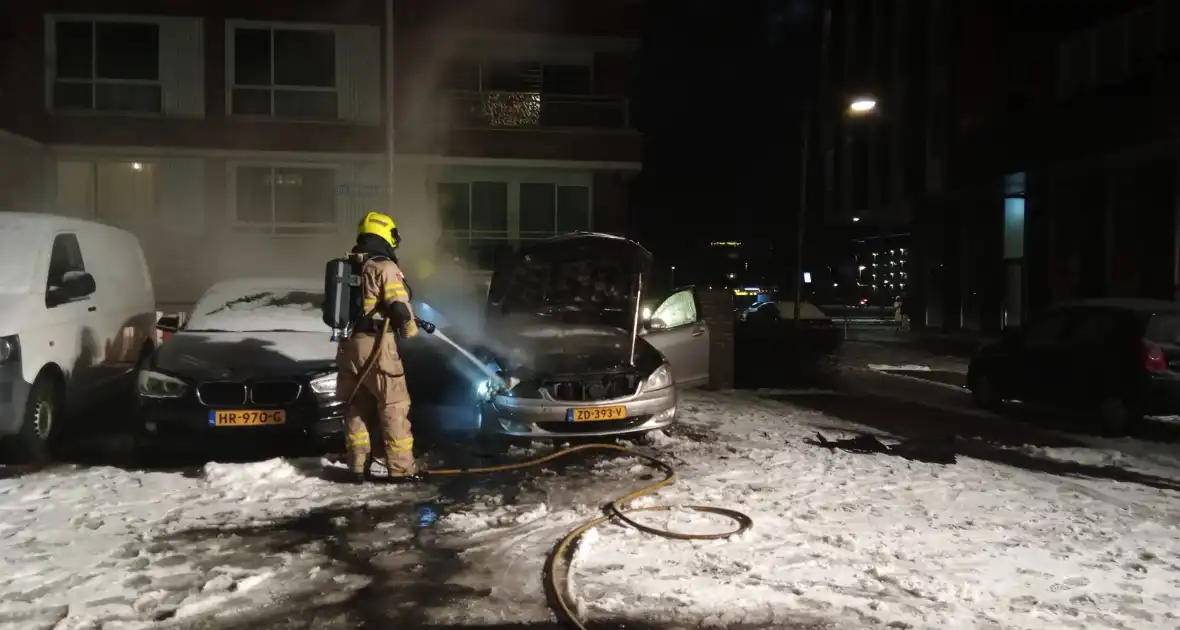 Voertuig in brand op parkeerplaats - Foto 2