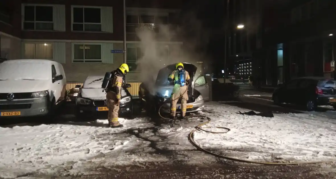 Voertuig in brand op parkeerplaats - Foto 3