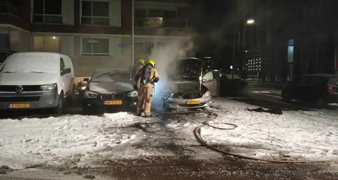 Voertuig in brand op parkeerplaats - Foto 4