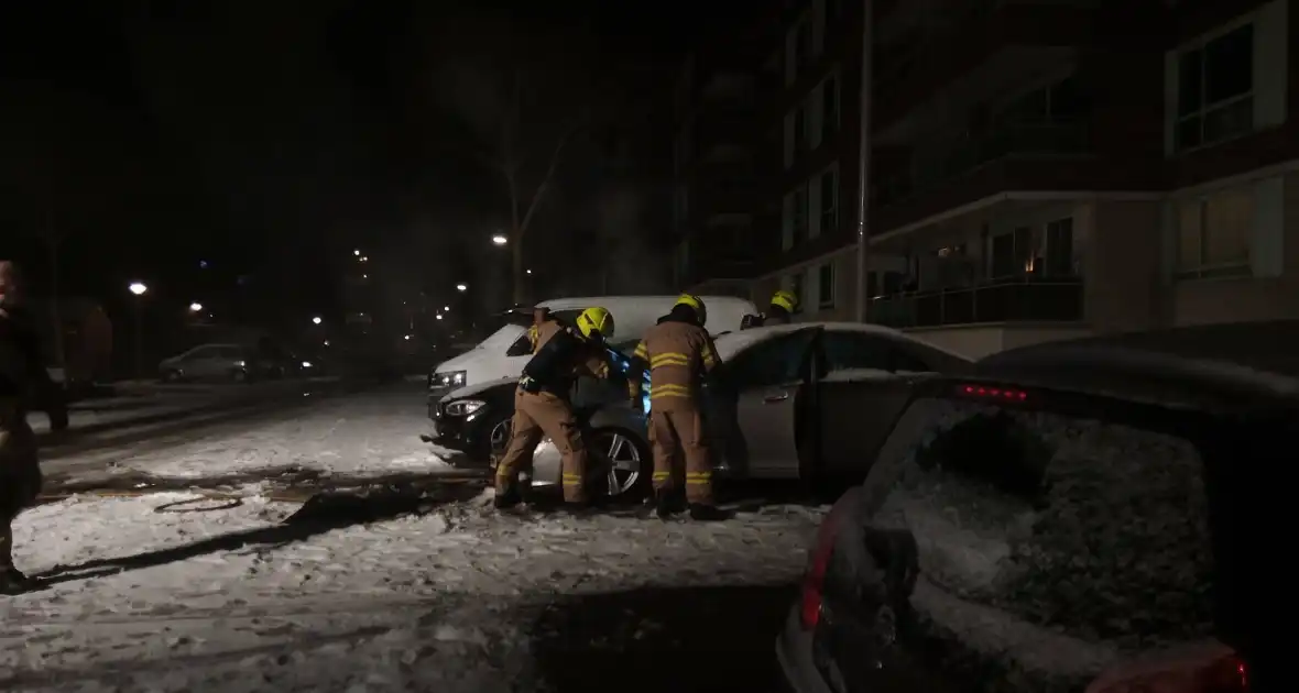 Voertuig in brand op parkeerplaats - Foto 5