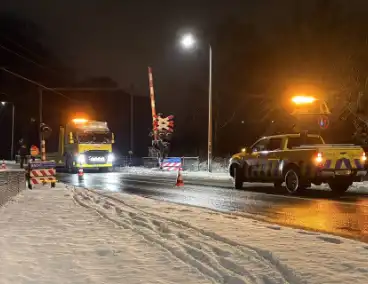Auto op spoor veroorzaakt treinonderbreking