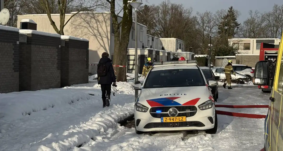 Zwaargewonde bij woningbrand - Foto 1
