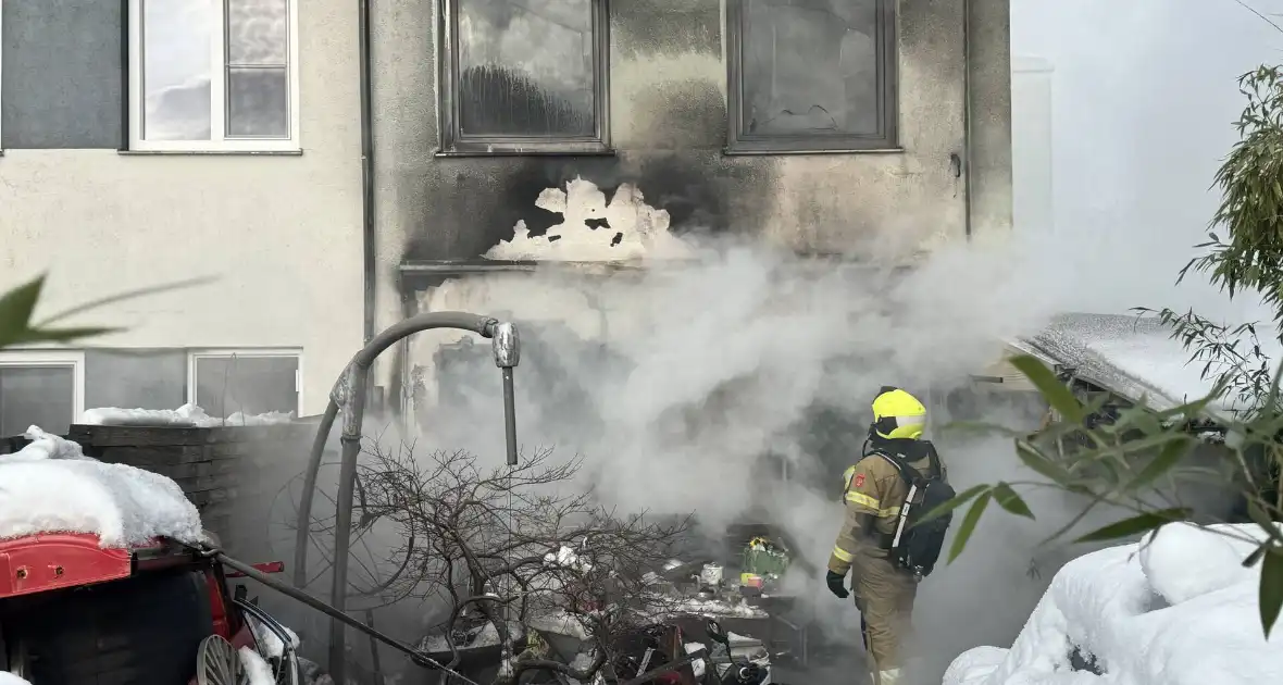 Zwaargewonde bij woningbrand - Foto 2