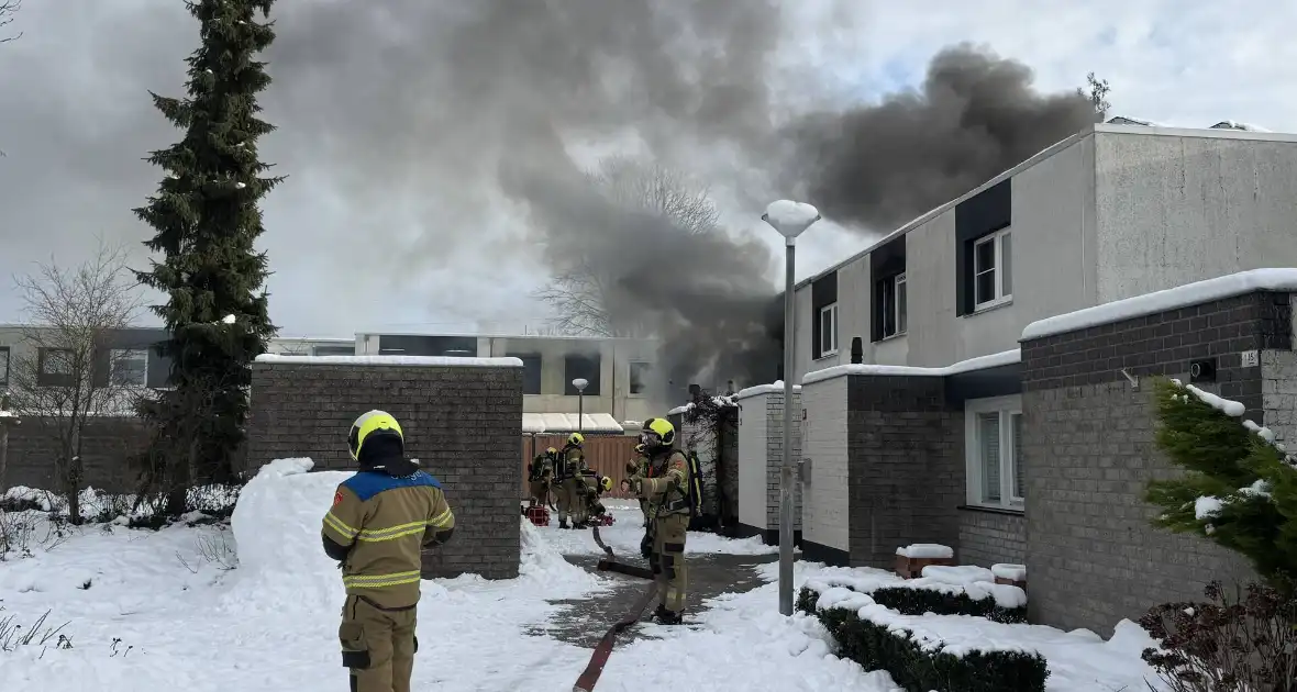 Zwaargewonde bij woningbrand - Foto 4