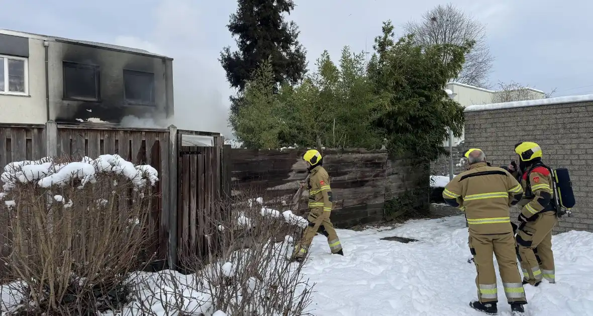 Zwaargewonde bij woningbrand - Foto 5