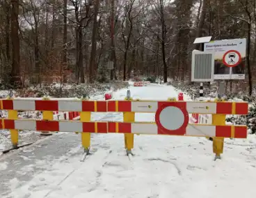 Toegangswegen afgesloten door sneeuw en ijs