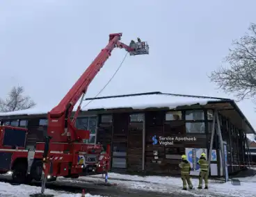 Brandweer verwijdert sneeuw van dak