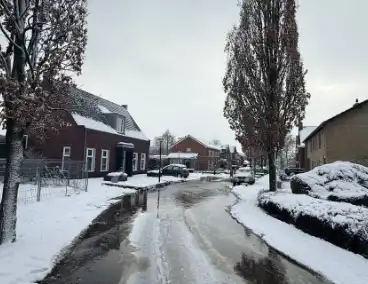 Waterleiding klapt, straat staat blank