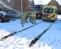 Brandweer bevrijdt vastzittende ambulance uit sneeuw