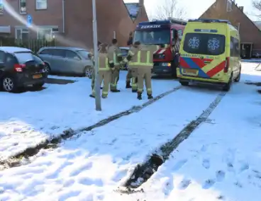 Brandweer bevrijdt vastzittende ambulance uit sneeuw