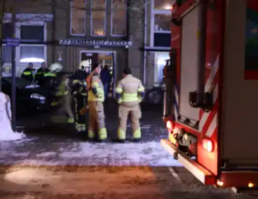 Brandweer bestrijdt brand in zorginstelling