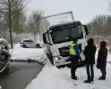 Vrachtwagen komt tot stilstand boven sloot