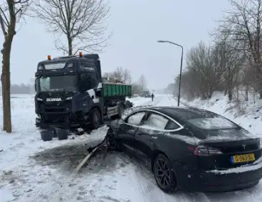 Vrachtwagen en Tesla betrokken bij ongeval