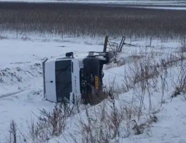 Voertuigen van dijk geraakt door gladheid