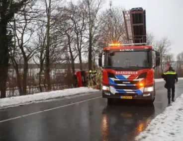 Auto komt op zijkant terecht door gladheid