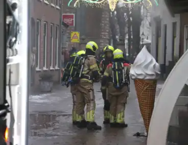 Middelbrand in snackbar zorgt voor rookpluimen