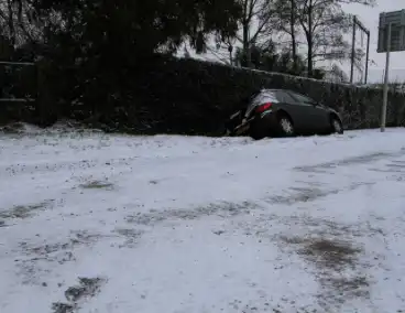Auto vliegt de bocht uit door gladheid