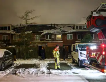 Brandweer verwijdert sneeuwlawine van woningen