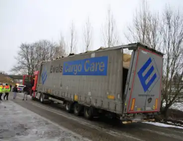 Vrachtwagen botst tegen spoorviaduct