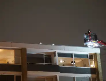 Isolatie waait los op dak