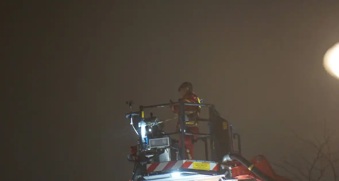Isolatie waait los op dak - Foto 1