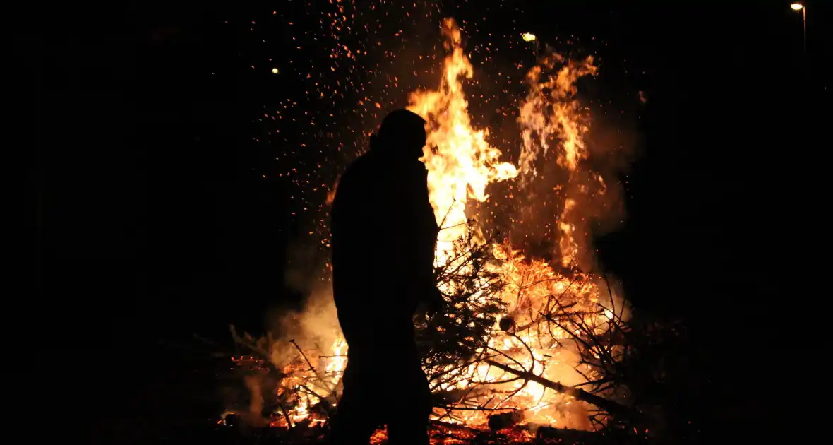 Brandweer laat kerstbomenbrand gecontroleerd uitbranden