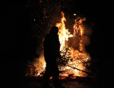 Brandweer laat kerstbomenbrand gecontroleerd uitbranden