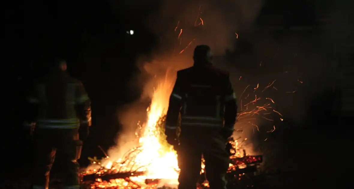 Brandweer laat kerstbomenbrand gecontroleerd uitbranden - Foto 1